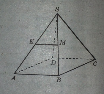 В правильной четырехугольной пирамиде SABC все ребра равны между собой. Точки K и M лежат на ребрах SA и SB, при этом SK/KA=SM/MB=6/7. Найдите угол между прямыми KM и SC. Ответ дайте в градусах.